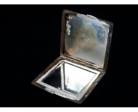 An 800 standard silver cased compact with engine turned mesh design to case, 7 x 7cm. 