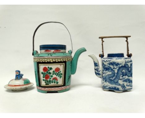 Chinese 20th century ceramics - A teapot decorated with famille vert enamels, the associated cover with dog of fo finial, met