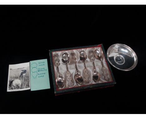 A 1969 American sterling silver bowl inset a silver half dollar, weight 53.9g, together with a set of six Chinese silver teas