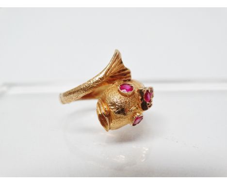 High carat gold and ruby ring - A high carat gold ring in the form of a stylised fish set five rubies, size N. 