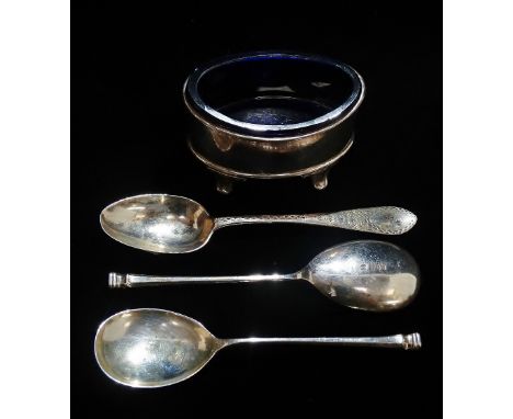 A silver salt with blue glass liner, Chester 1910, maker's mark for Haseler Brothers, together with a silver engraved teaspoo