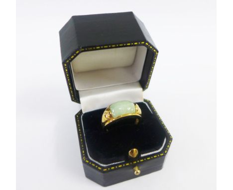 9ct gold jade ring, full set of 375 hallmarks to inner band, UK ring size P