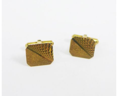 A pair of Gents 9ct gold cufflinks (2) 