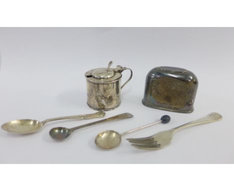 Mixed lot of silver items to include a mustard and hip flask cup, etc (a lot) 