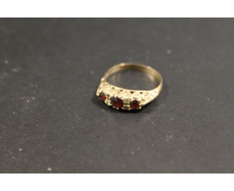 A HALLMARKED 9CT GOLD GARNET DRESS RING - APPROX 2.6 G