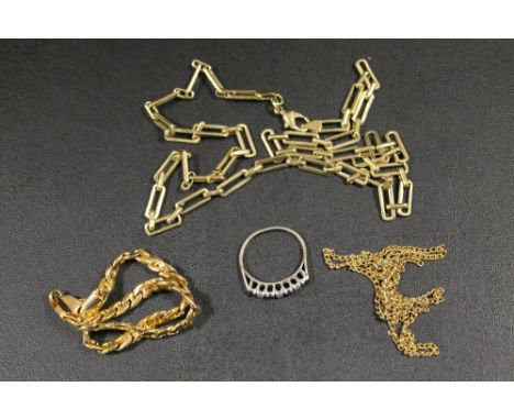 AN ASSORTMENT OF YELLOW METAL COSTUME JEWELLERY ETC TO INCLUDE A SILVER RING