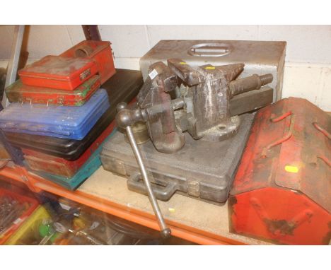 A SELECTION OF TOOLS AND TOOLBOXES WITH CONTENTS TO INCLUDE AN ENGINEERS VICE