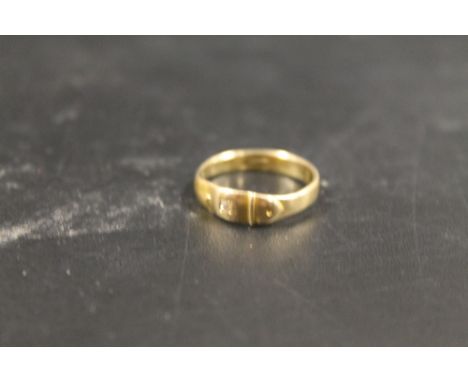 A 18CT RING IN THE FORM OF A BUCKLE APPROX 2.7G