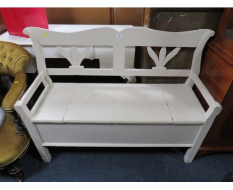 A VINTAGE PAINTED SETTLE / BENCH - W 116 cm