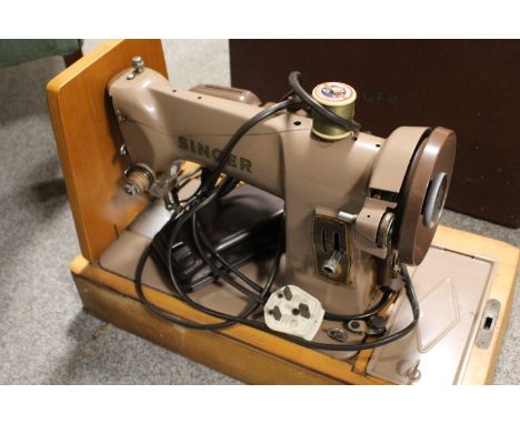 A VINTAGE CASED ELECTRIC SINGER SEWING MACHINE (UNCHECKED)