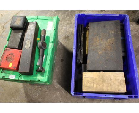 A SELECTION OF ENGINEERS MEASURING TOOLS TO INCLUDE MICROMETRES AND VERNIERS ETC