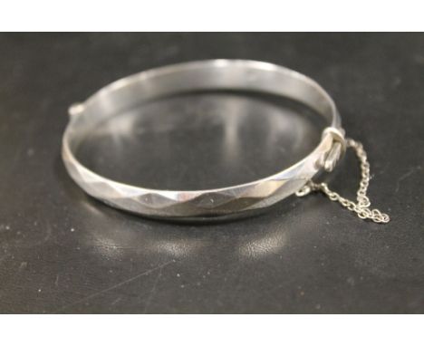 A HALLMARKED SILVER BRACELET CLASP BANGLE 