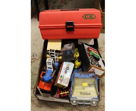 A TRAY OF COLLECTABLE TOYS TO INCLUDE TONKA  TOGETHER WITH A TOOLBOX CONTAINING MECCANO 