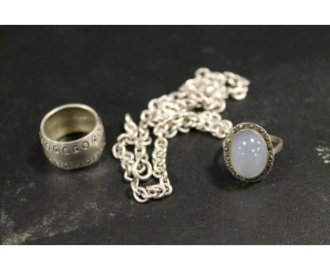 A HALLMARKED SILVER BAND TOGETHER WITH A MOONSTONE STYLE RING AND A CHAIN (3)
