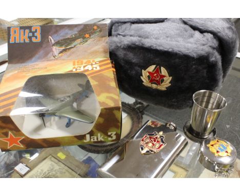 A SELECTION OF ASSORTED MILITARY THEMED ITEMS TO INCLUDE VARIOUS RUSSIAN ? ITEMS SUCH AS A SOVIET ARMY WINTER HAT, 1:72 SCALE