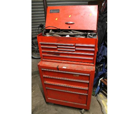 A SNAP ON MECHANICS TOOL BOX AND DRAWERS WITH CONTENTS