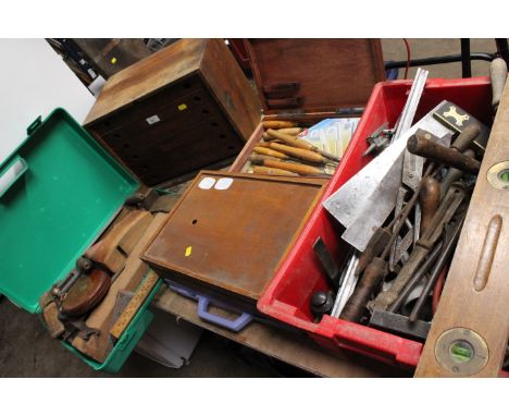 A WOODEN ENGINEERS TOOL BOX AND CONTENTS TOGETHER WITH A SELECTION OF WOODWORK CHISELS, HANDTOOLS PLANES ETC