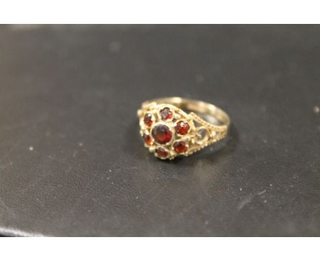 A HALLMARKED 9 CART GOLD GARNET SET DRESS RING APPROX 2.6G 