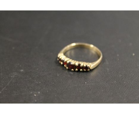 A HALLMARKED 9CT GOLD GARNET SET DRESS RING - APPROX 2.1 G