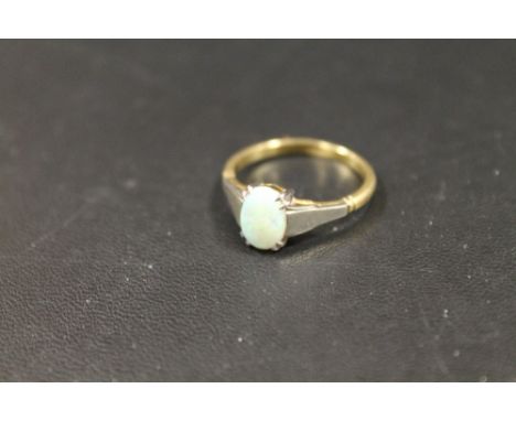 A HALLMARKED 18 CARAT GOLD OPAL RING, APPROX WEIGHT 3 G