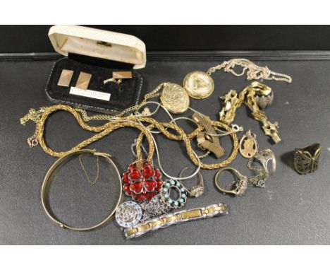 AN ASSORTMENT OF COSTUME JEWELLERY ITEMS TO INCLUDE A SET OF VINTAGE CUFFLINKS