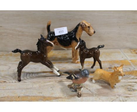 A COLLECTION OF ANIMAL FIGURES TO INCLUDE A ROYAL DOULTON AIREDALE TERRIER, BESWICK CORGI , TWO BESWICK FOALS AND A BIRD (5)