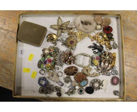 A TRAY OF ASSORTED VINTAGE BROOCHES ETC