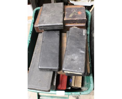 A SELECTION OF ENGINEERS MEASURING TOOLS TO INCLUDE MICRO METERS AND VERNIERS