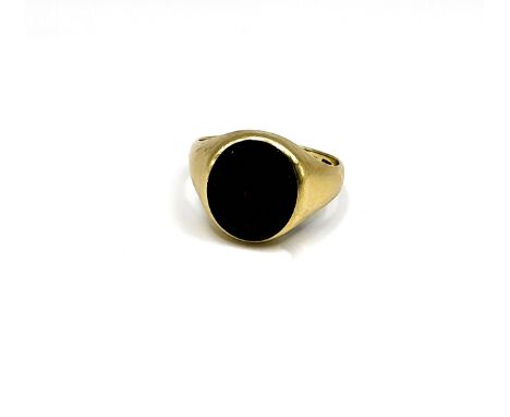 A gentleman's 9ct yellow gold and bloodstone ring, set with an oval panel of bloodstone, size T.&nbsp;6.4 grams