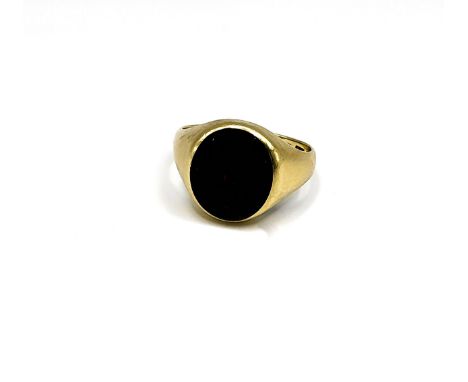 A gentleman's 9ct yellow gold and bloodstone ring, set with an oval panel of bloodstone, size T.&nbsp;6.4 grams