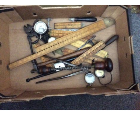 Box of Assorted Vintage Tools to include hacksaw and hammer. Along with approx 8 folding rulers.