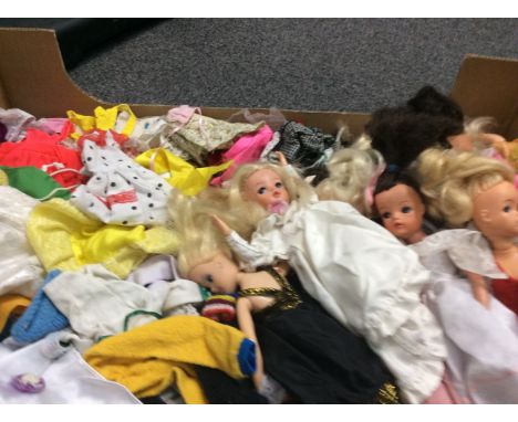 Sindy Interest Box Containing A Quantity Of Vintage Sindy Dolls And Clothing 