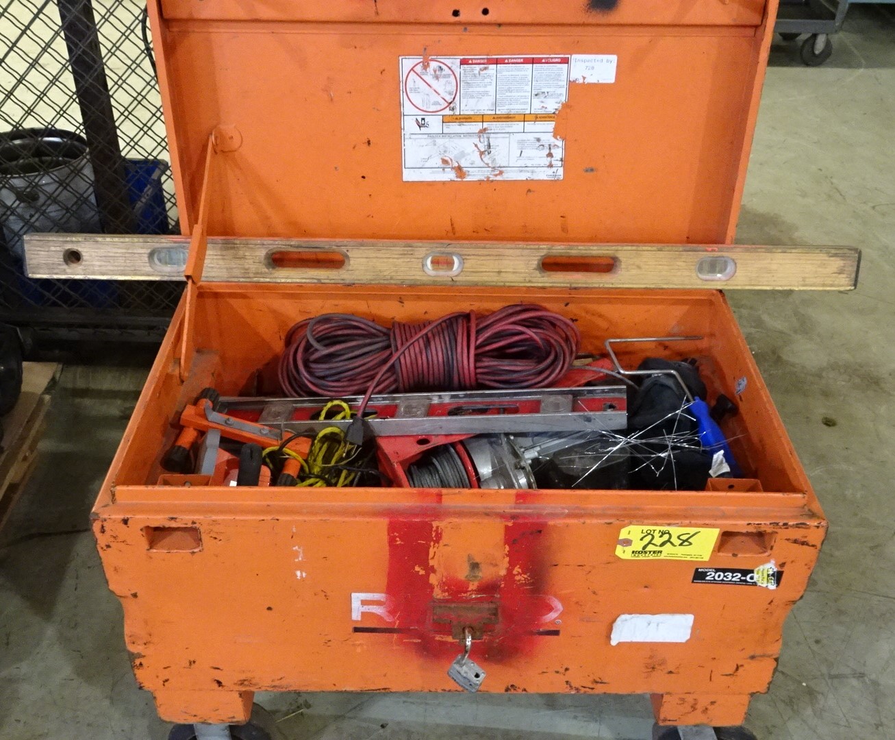 RIDGID MDL. 20320 JOB BOX WITH CASTERS AND CONTENTS, CONTENTS INCLUDE