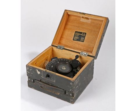 Second World War German Luftwaffe compass Fl.23421 Einheitspeilscheibe PSE, manufacturers specification plates to side of com