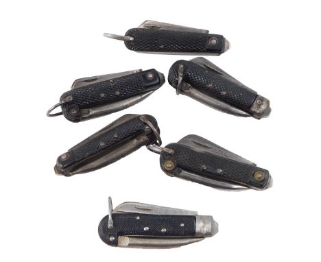 A selection of British Army pocket knives/jack knives, Bakelite handles, undated blades. (6)