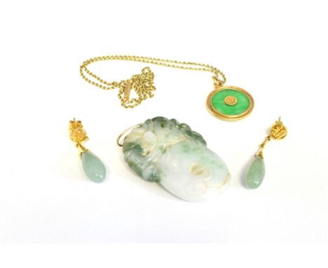 A CHINESE EXPORT GOLD AND JADEITE CIRCLET PENDANT AND OTHER ITEMS comprising; a round jadeite panel with a central Chinese ch