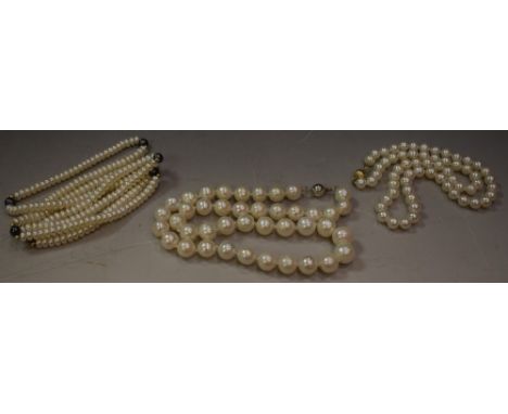 A single strand cultured pearl necklace, individually knotted creamy white pearls, ranging between 6.8mm and 7.5mm diameter, 
