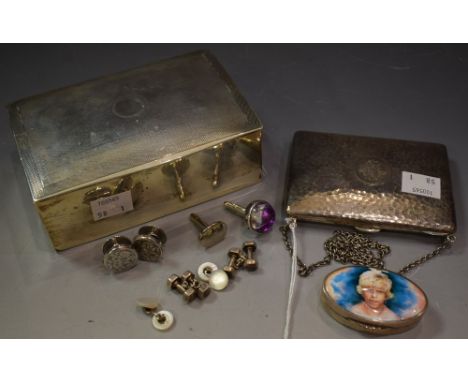 A George V hammered silver purse, Birmingham, 1911; a silver cigarette box, Birmingham 1922; a silver pill box, Birmingham 19