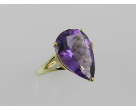 A 9ct yellow gold ring, set with amethyst 