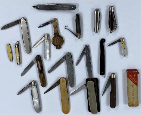 A large selection of fruit knives, pen knives etc. some pearl handled, some silver, horn etc. 
