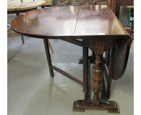 Early 20th century oak gate leg table on moulded supports.(B.P. 21% + VAT) 