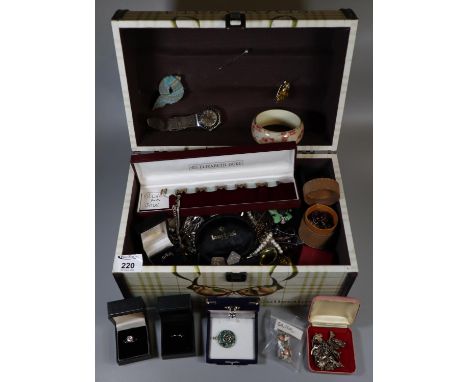 Vanity case of assorted vintage and other jewellery, watches, silver bracelet and other silver items, etc.(B.P. 21% + VAT) 