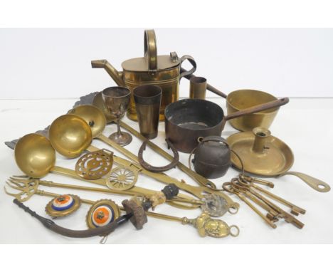 A collection of brass items including kettle, fireside toasting forks, cups, keys, horse brasses and more **PLEASE NOTE THIS 