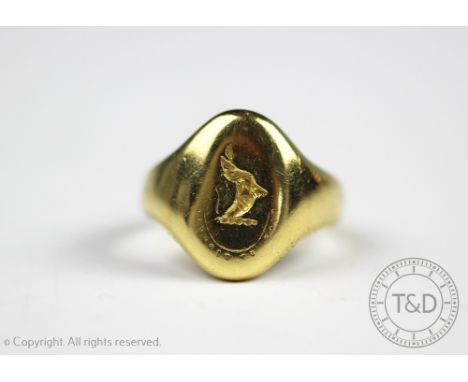 An 18ct yellow gold gentleman's signet ring, with engraved 'Primrose' family crest, weight 11gms  CONDITION REPORT: Ring size