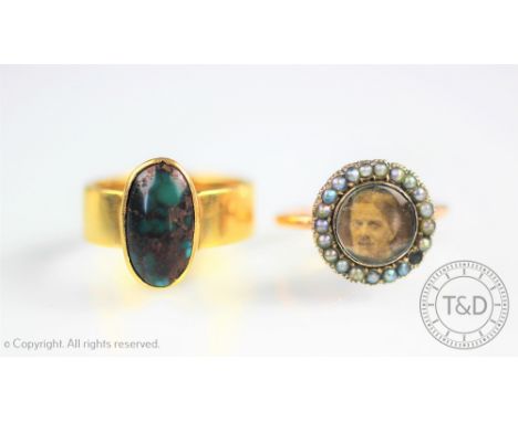 An Arts and Crafts turquoise matrix set 18ct yellow gold ring, engraved to the inside 'Frankie-Edgar, April 1915', weight 7.8