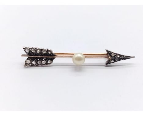 A vintage rose gold diamond and pearl brooch in the form of an arrow. Weight:3.7g. Length: 5.1cm. Very good condition. 