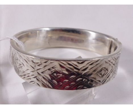 SILVER BANGLE. Sterling silver vintage hinged bangle