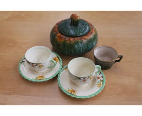 A quantity of china to include a New Hall Hanley part tea set, Royal Worcester and a trinket dish and cover with a handle in 