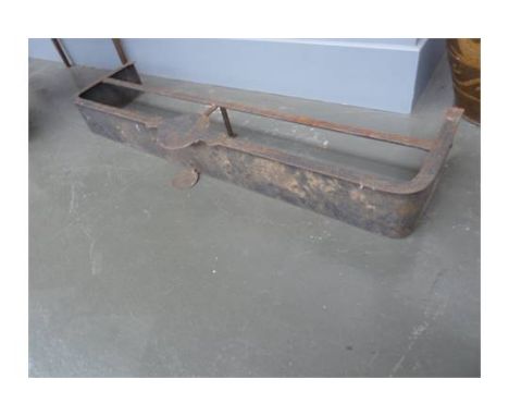 An early 20th century iron fender, 138cm
