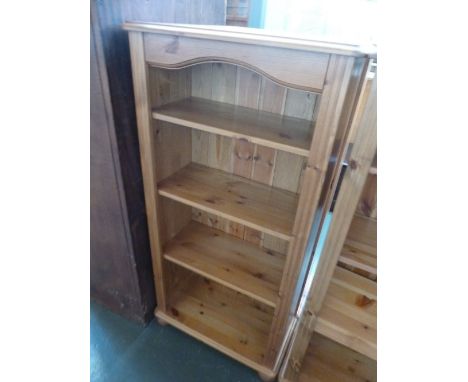 A narrow pine four shelf bookshelf, 59cmW